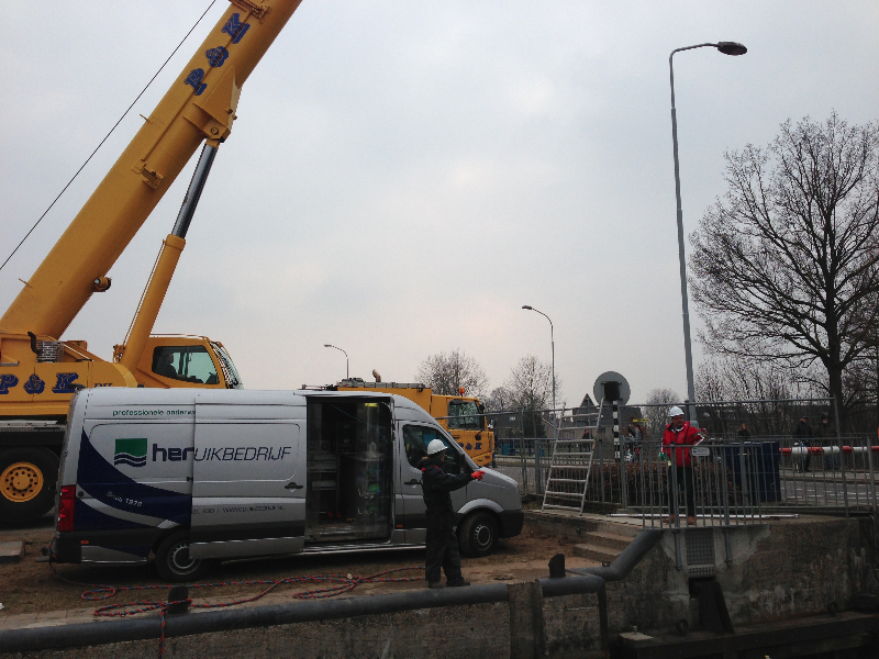 Kraan en bus bij Sluiscomplex Doesburg