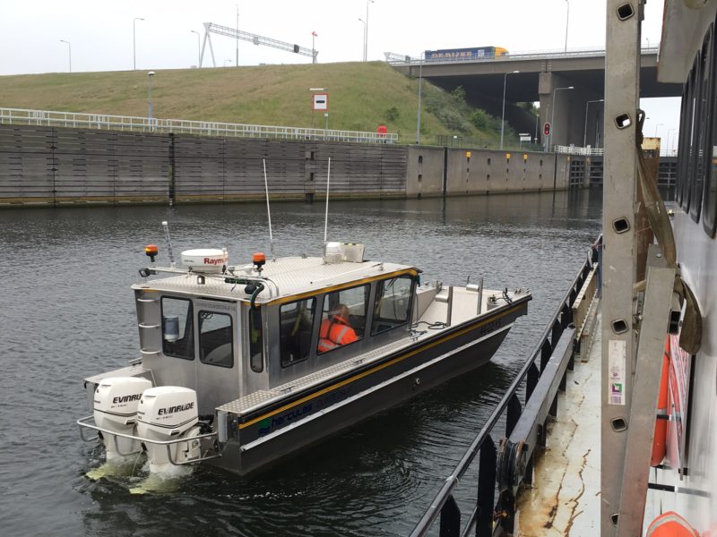 Boot 'Aquaterra' bij Volkeraksluizen