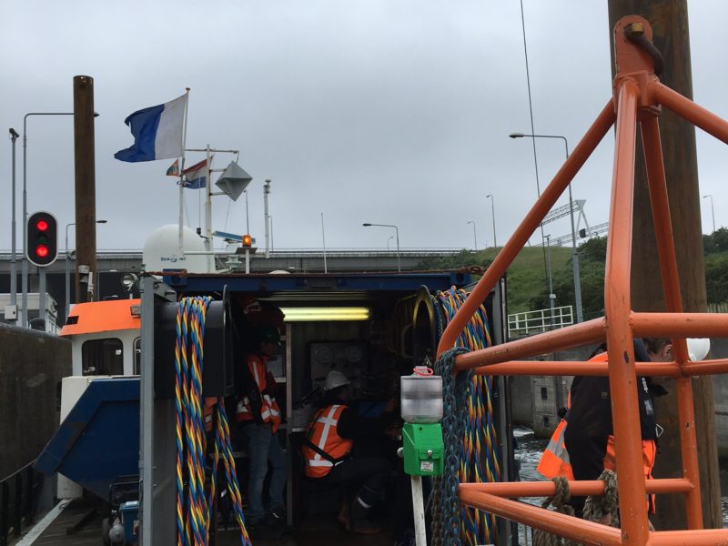 Duikcontainer op boot Volkeraksluizen