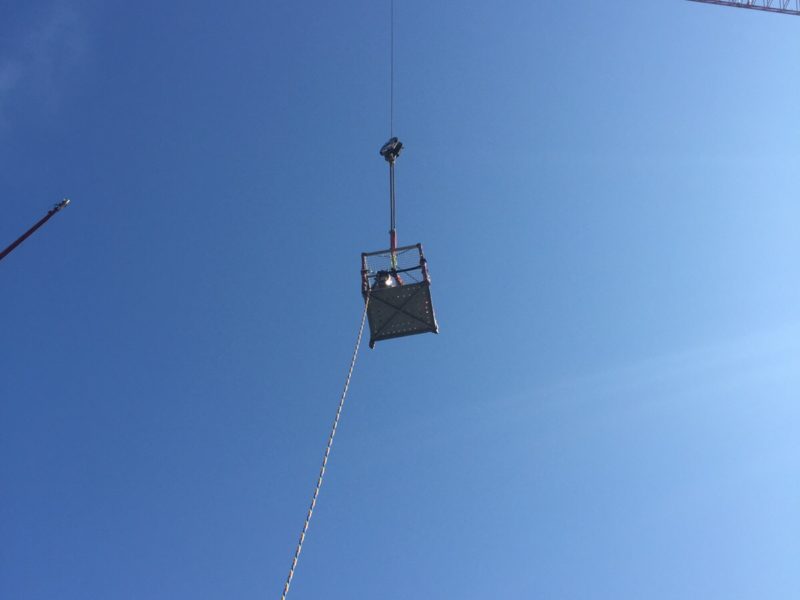 Manbak aan kraan boven Nafta opslagtank